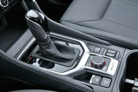 こちらは標準モデル「ツーリング」のセンターコンソール。「スポーツ」以外の仕様では、コントローラーの周辺から「SNOW DIRT」「D.SNOW MUD」という文字すら消えてしまうようだ。