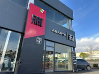 シエナのフィアット販売店「スコッティ」。新しいCIに準拠し、店舗の内外装は2024年に改装された。