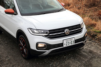 他のフォルクスワーゲンのラインナップで採用される、どちらかといえば控えめなグリルデザインとは異なり、グリルの存在を主張するフロントマスクが新鮮な印象。ヘッドランプはLEDで、オートハイトコントロール機能が標準装備されている。