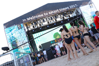 参加者だけでなく、ビーチに遊びにきた人々も「Bienvenidos（ようこそ）！」