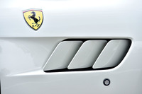 フロントフェンダーにはかつての「330GTC」を想起させる3枚ルーバーのエアベントが設けられている。