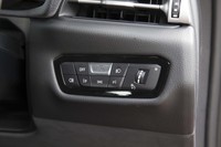 ヘッドランプのオン／オフはボタン式。ここでもBMW車のシステムがそのまま流用されている。