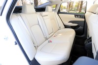 2750mmのロングホイールベースがもたらす、ゆとりある後席の居住空間。前席よりも後席の座面が高く設計されているため（座面下にバッテリーを配置）前方視界は良好だった。