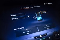 最大容量を低減するなど、バッテリーへの負担が少ない充電プログラムが選べるようになっている。