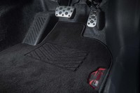 レーシーなムードを醸し出すアルミ製のペダル類。「GRヤリス」をかたどった刺しゅうが施されたフロアマットは3万3000円のオプション。