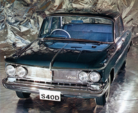 1962年10月にフルモデルチェンジを受けた「グロリア デラックス」（S40D）。ボディーは長く、広く、低くなり、バックボーントレー式フレームにド・ディオン・リアアクスル、1.9リッター直4 OHVエンジンなど主な構造は先代から踏襲するが、設計は一新された。価格は117万円。