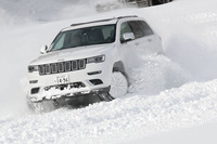 雪深い特設コースを「グランドチェロキー サミット」で駆ける。