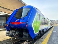 シエナ駅で発車を待つ日立レールイタリア製近郊用ハイブリッド車両「ブルース」。