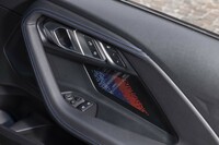 ドアパネルを彩るMトリコロールカラーは「Mハイライターズイルミネーテッド」と呼ばれるオプション装備。