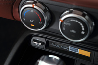 ルーフの開閉は、写真のツマミ状のスイッチによってワンタッチで操作可能。ロックの解除も含め、すべてが自動で行われる。