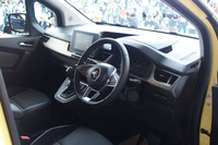 水平基調のダッシュボードや液晶メータースクリーン、浮き出たように配置される大型のセンタースクリーンなどによって現代化された新型「カングー」のインストゥルメントパネル。