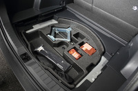 デッキボードの下にはパンク修理キットが収納される。スペアタイヤは全車でオプション扱いとなる。