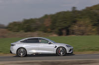 モーターの最高出力はフロントが217PSで、リアが313PS。パワフルなのは間違いないが、細かなスピードコントロールに対応できるようになるともっとよい。