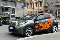 トリノのACI教習所における別の教習車。トヨタの欧州専用車「アイゴX」である。2022年。
