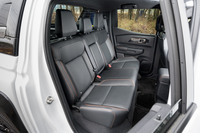 よじ登るように乗り込むのは仕方がないが、後席の空間はしっかりと確保されている。背もたれはそれなりに後傾しており、直立不動の姿勢を強いられることはない。