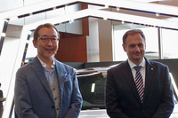 プジョー・シトロエン・ジャポンのクリストフ・プレヴォ社長（写真右）と、ゲストのサイエンス作家・竹内 薫氏。竹内氏は、「初めて乗った瞬間からリラックスできる。人間工学的にもよく考えられています」などと、脳科学の観点から「プジョー3008」を評価した。