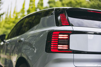 2段構えのデザインが目を引くリアコンビランプ。左右のライトを2本のバーでつなげるデザインも特徴的だ。