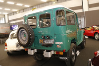 各バッジの書体もレトロ感満点。この40系は1万5819ユーロ（約203万円）で落札された。