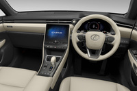 2023年12月に発売された「LBX」のインストゥルメントパネル。最新のレクサス車に共通する運転環境コンセプト「Tazuna Concept」が踏襲されている。メーターフードからドアトリムまでをひとつながりとする意匠により、空間の広がり感とコンパクトな手の内感を表現したと紹介される。