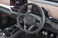 レザー巻きのステアリングホイールはヒーターを完備。「ゴルフ」などと同じタッチスイッチは操作に少し癖がある。