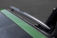 フロントウィンドウ上部にレイアウトされたウインドディフレクター。磁力で抑え込まれており、中央のくぼんだ部分を押し込むと立ち上がる。