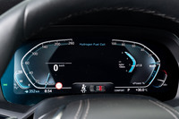 液晶メーターは燃料計や平均燃費計が水素用に置き換えられている。インフォテインメントシステムも含めて日本語ローカライズはされていない。