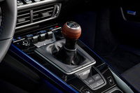 積層ウォールナット材をオープンポア仕上げとした短いシフトレバーを採用。