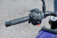「MT-09 Y-AMT」の左ハンドルまわり。クラッチレバーが装備されない同車は、AT限定大型二輪免許でも運転が可能となっている。