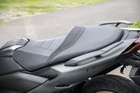 シート高は800mmと、なかなかの高さ。座席の下にはフルフェイスのヘルメットも収納できるトランクが備わる。