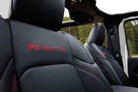 前席にヒーターが内蔵されるレザーシートを標準装備している。