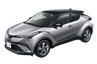 「C-HR S“LEDエディション」。こちらのボディーカラーは「ブラック×ホワイトパールクリスタルシャイン」。