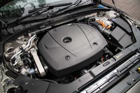 「S60 T6 Twin Engine AWDインスクリプション」は前輪をエンジンで、後輪をモーターで駆動するのが基本となるが、前軸にもパワーブースト時やバッテリー充電時に使用するコンパクトなモーターが備わっている。