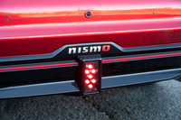 リアバンパー中央のフォグランプはNISMOロードカーでおそろいのデザインだ。