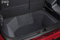 FF車には容量80リッターの床下収納も備わる。