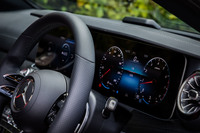 インストゥルメントパネルには、12.3インチサイズの液晶ディスプレイが2枚連結して使用される。AI（人工知能）を活用した対話型インフォテインメントシステム「MBUX」に加え、AR（拡張現実）技術採用のナビゲーションシステムを搭載している。