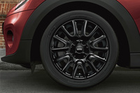 「ローズウッドエディション」に装備される「ビクトリースポークブラック」カラーの16インチホイール。