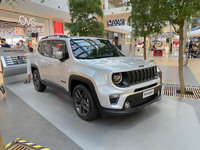 イタリア・アレーゼのショッピングモール、イル・チェントロに展示された「ジープ・レネゲード」。