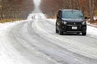 八ヶ岳山麓の道はご覧のとおりの凍結路。気温が氷点下だったためか、ウエット路面やシャーベット路面には出くわさず、いきなりスノー／アイス路面に踏み込むことになった。