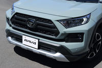 「アドベンチャー」（写真）とその他グレードではフロントフェイスデザインが異なっている。フロントグリル面積とバンパー下部にあるシルバー色のスキッドプレートが大きく、ワイルドな印象をもたらすのがアドベンチャー。