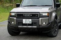 「ランドクルーザー“250”」のフロントまわり。ボンネットは左右の縁に峰を建てて“見切り”をよくし、前端はスラントさせて前方の視界を確保している。（写真：向後一宏）