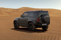 「カルパチアングレイ」の外装色をまとった「ディフェンダー90アーバナイト'22」。