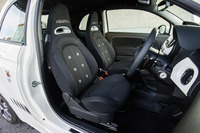 スポーティーなヘッドレスト一体型のフロントシート。表皮はファブリックで、ヘッドレストには「ABARTH」のロゴが刺しゅうされる。