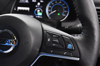 「リーフ」には先進運転支援システム「プロパイロット」が標準装備される。写真は、ステアリングスポーク上の操作スイッチ。