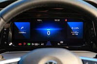フル液晶タイプのメーターパネル。画面の表示切り替えはステアリングホイール上のスイッチで行う。