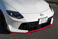 ハニカムパターンのグリルや両サイドにエアガイドスロープを備えたバンパーなど、フロントまわりも専用デザイン。これらによってスタンダードモデルよりも全長が40mm拡大している。