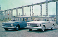 1962年10月にビッグマイナーチェンジを受けた、初代の最終型となる「スカイウェイ1900ライトバン」（V23B-2）。写真左側が4ドア、右側が2ドア。なお“スカイウェイ”の名は、2代目S50系の途中まで商用バンに使われたが、以後は「スカイライン バン」に改称された。またスカイラインの商用バンは6代目まで存在したが、2ドア仕様が存在したのは初代スカイウェイのみである。