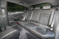 後席のレッグルームは1016mmが確保されており、多くのライバルを上回っていると主張される。乗車定員は5人。