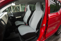 「アルト」の助手席には、座面の下に脱着式の収納トレーが備えられている。