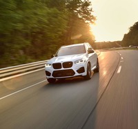 ハイウェイを行く「X3 Mコンペティション」。大きなグリルやエアインテークを持つフロントフェイスが迫力を醸し出す。