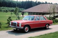 1968年に登場した「メルセデス・ベンツW114／115」。W114は6気筒エンジン車、W115は4気筒ないし5気筒エンジン車を指す。
